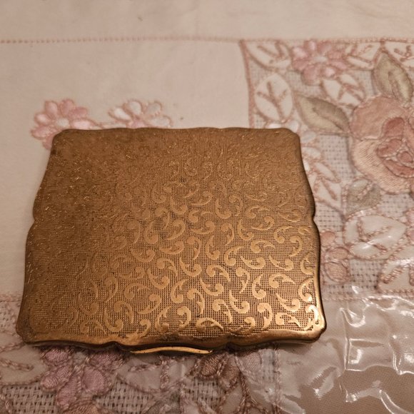 Vintage Courting Compact - Picture 2 of 13